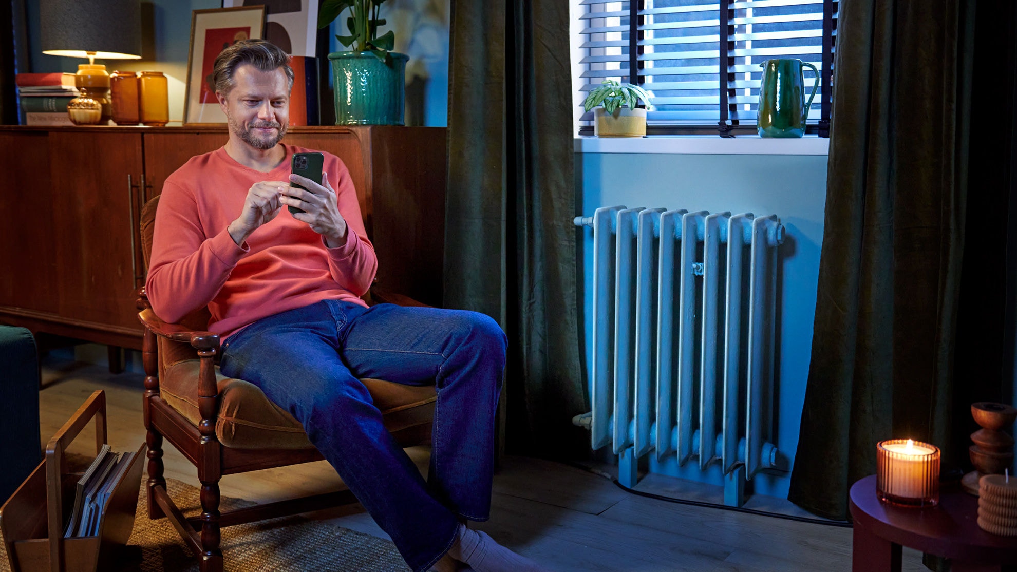 Muškarac aplikacijom Onecta upravlja dizalicom topline zrak-voda