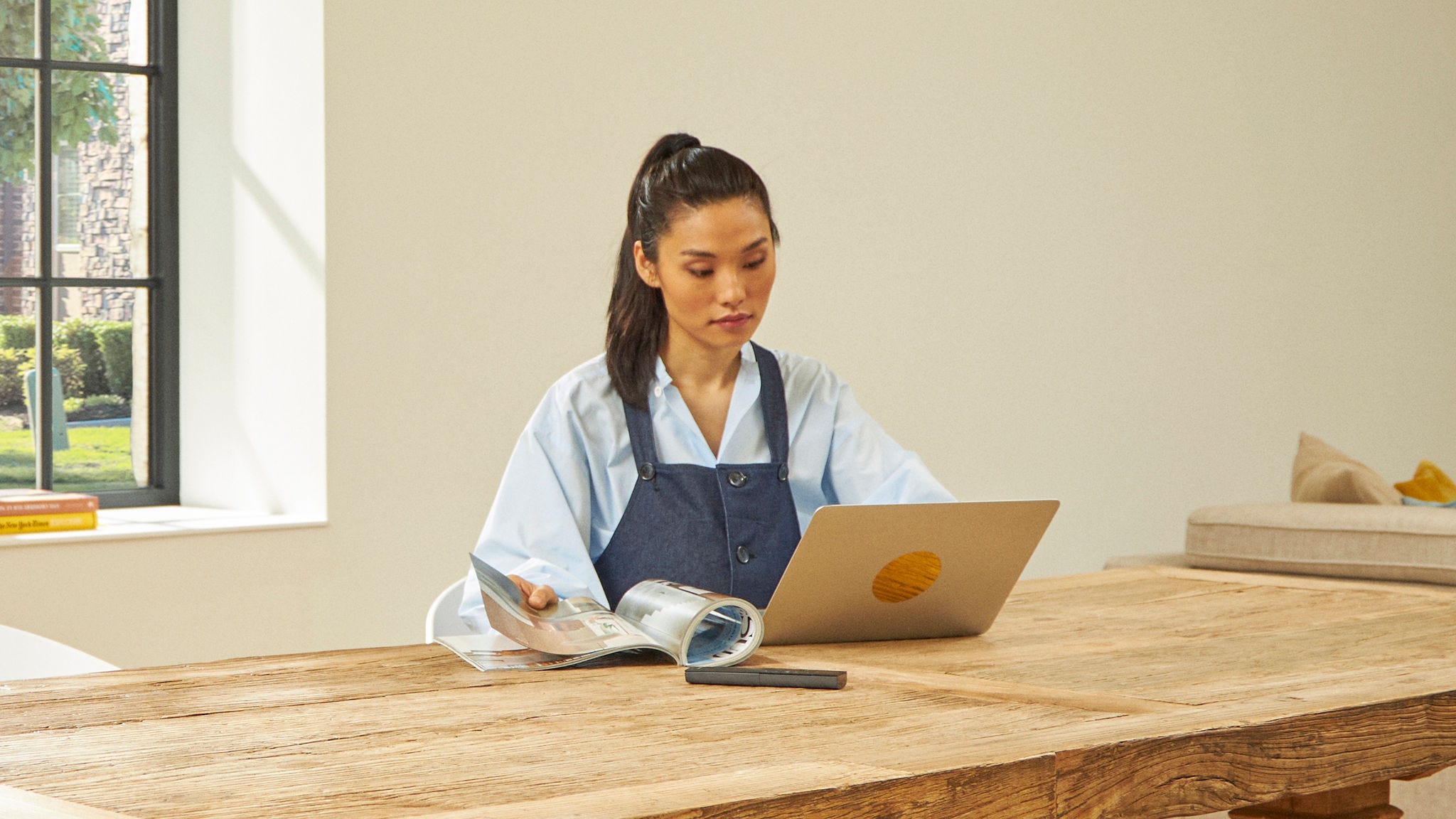 Žena gleda u svoje prijenosno računalo