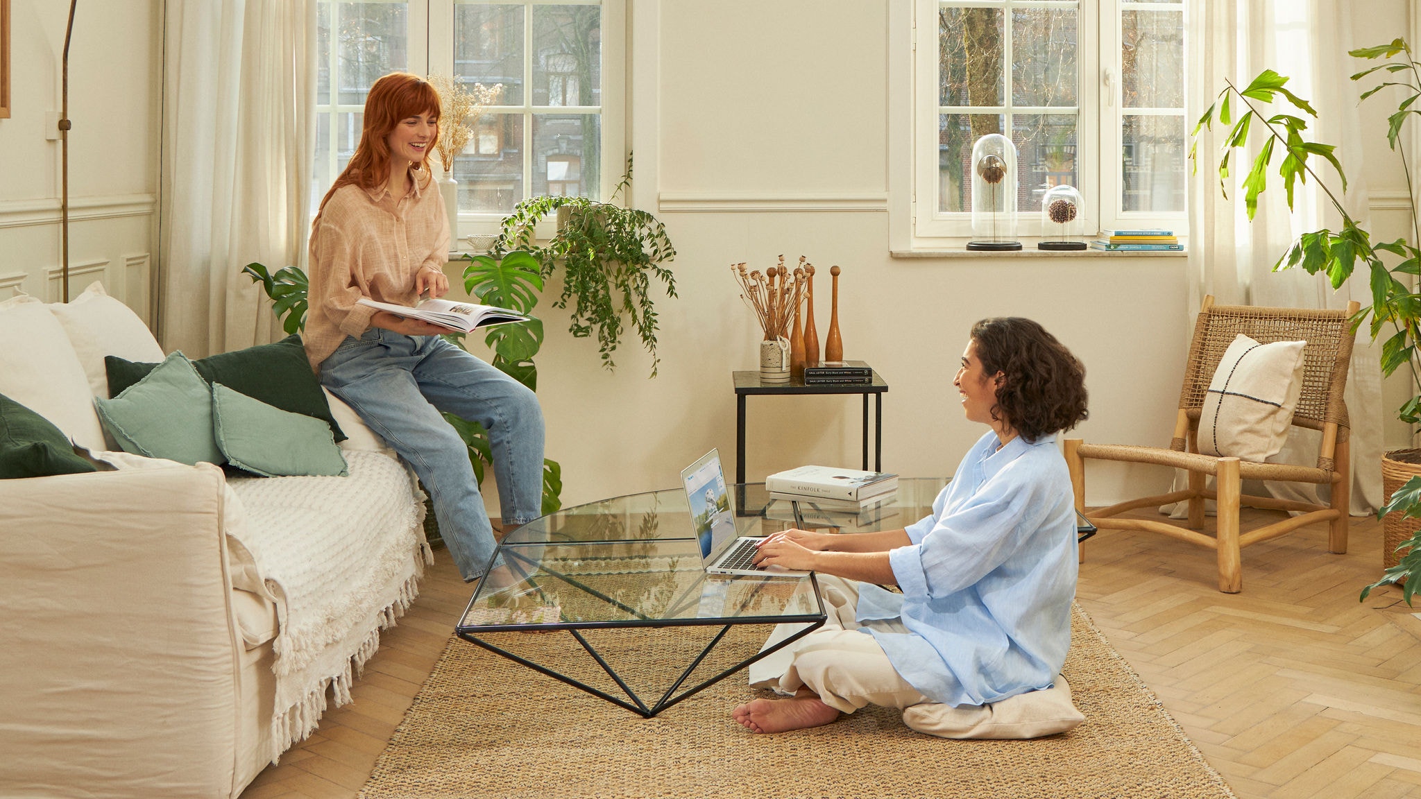 Dvije žene koje sjede u dnevnoj sobi