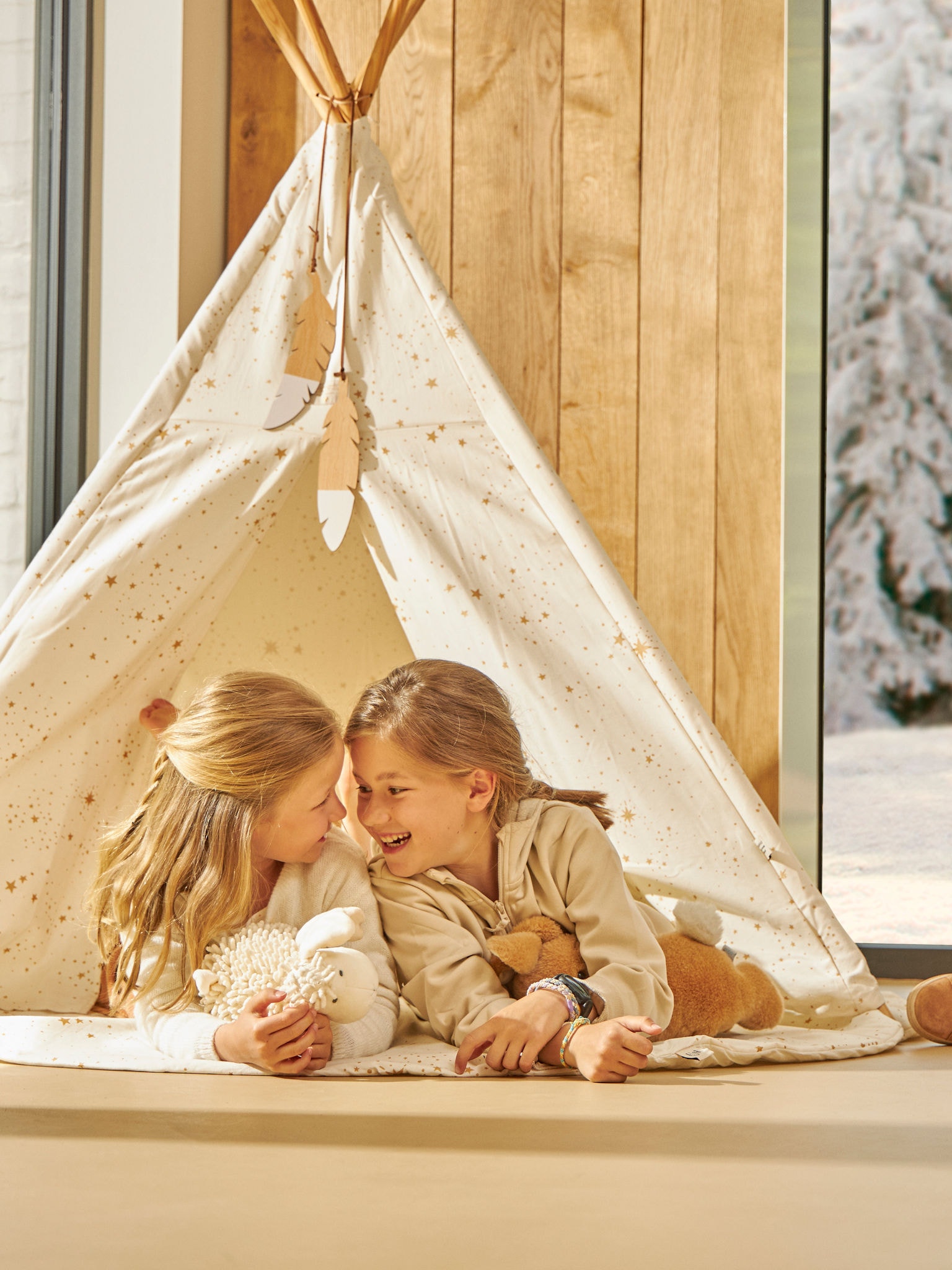 Dvoje male djece uživa u igri u unutarnjem šatoru na savršenoj temperaturi