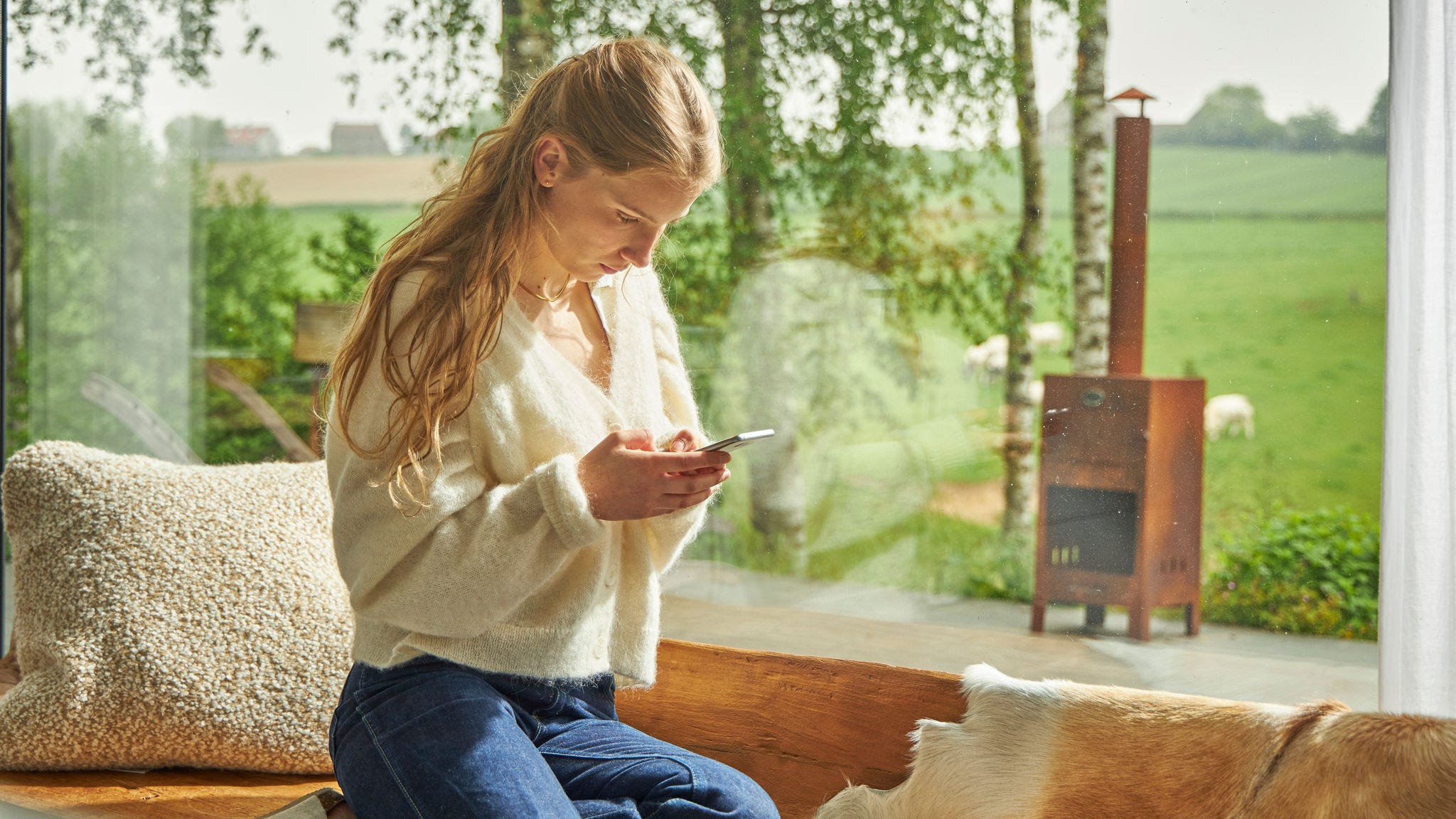 Žena pregledava programe državnih poticaja na pametnom telefonu