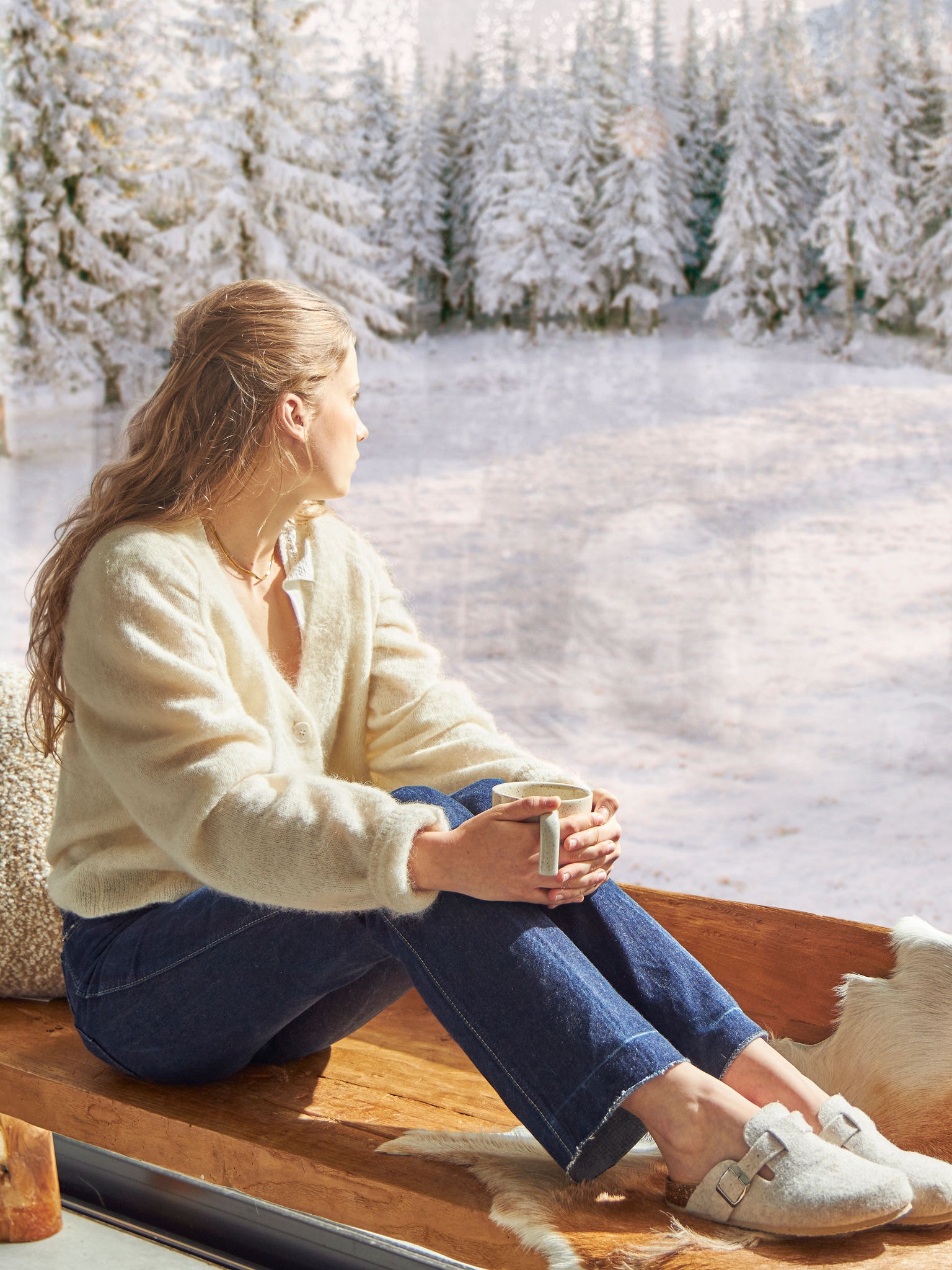 Djevojka uživa u pogledu na savršenoj temperaturi, zahvaljujući Daikinu