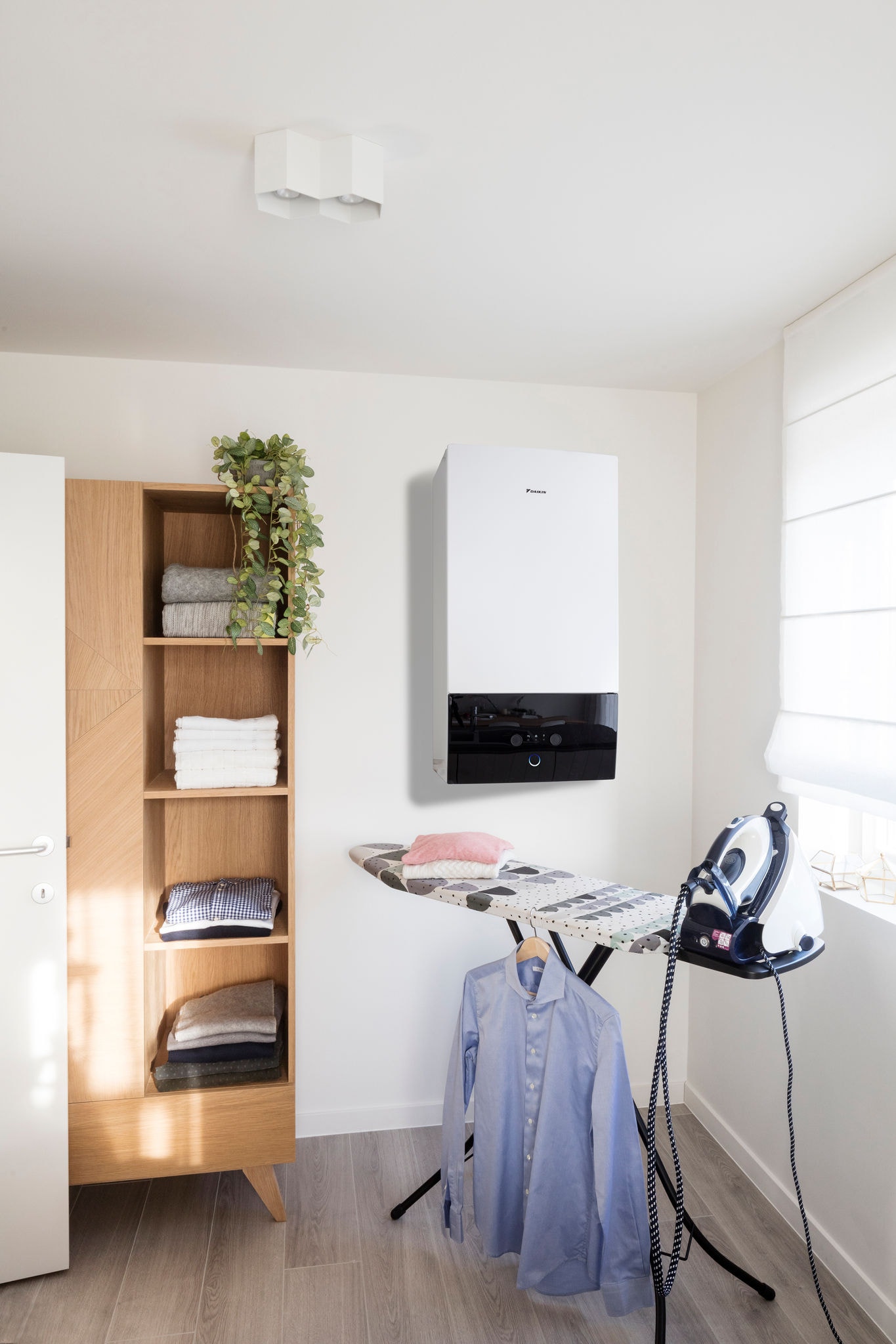 Unutarnja jedinica Daikin Altherma povezana sa solarnim panelima i ugrađena u praonici