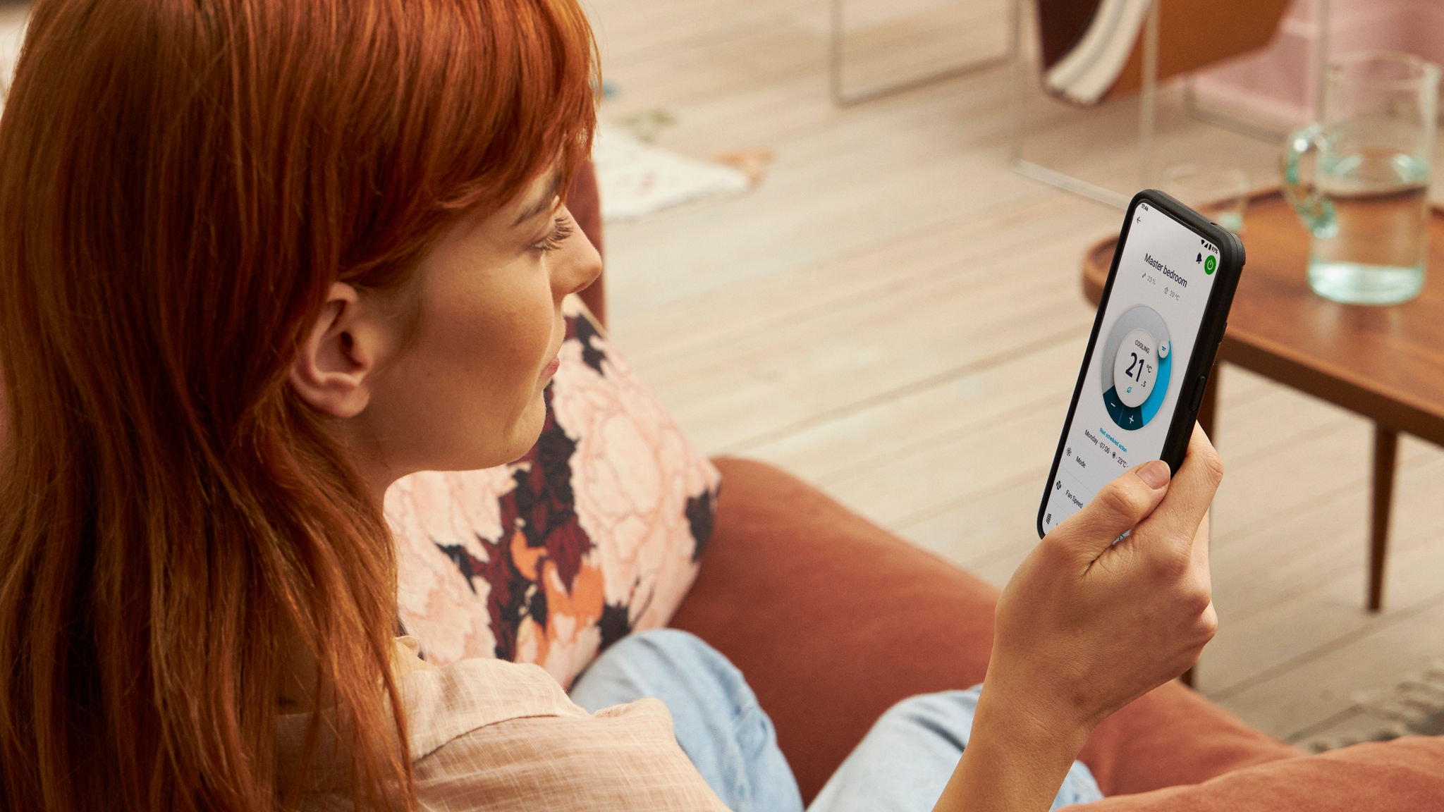 Žena koja upotrebljava aplikaciju Onecta za provjeru grijanja