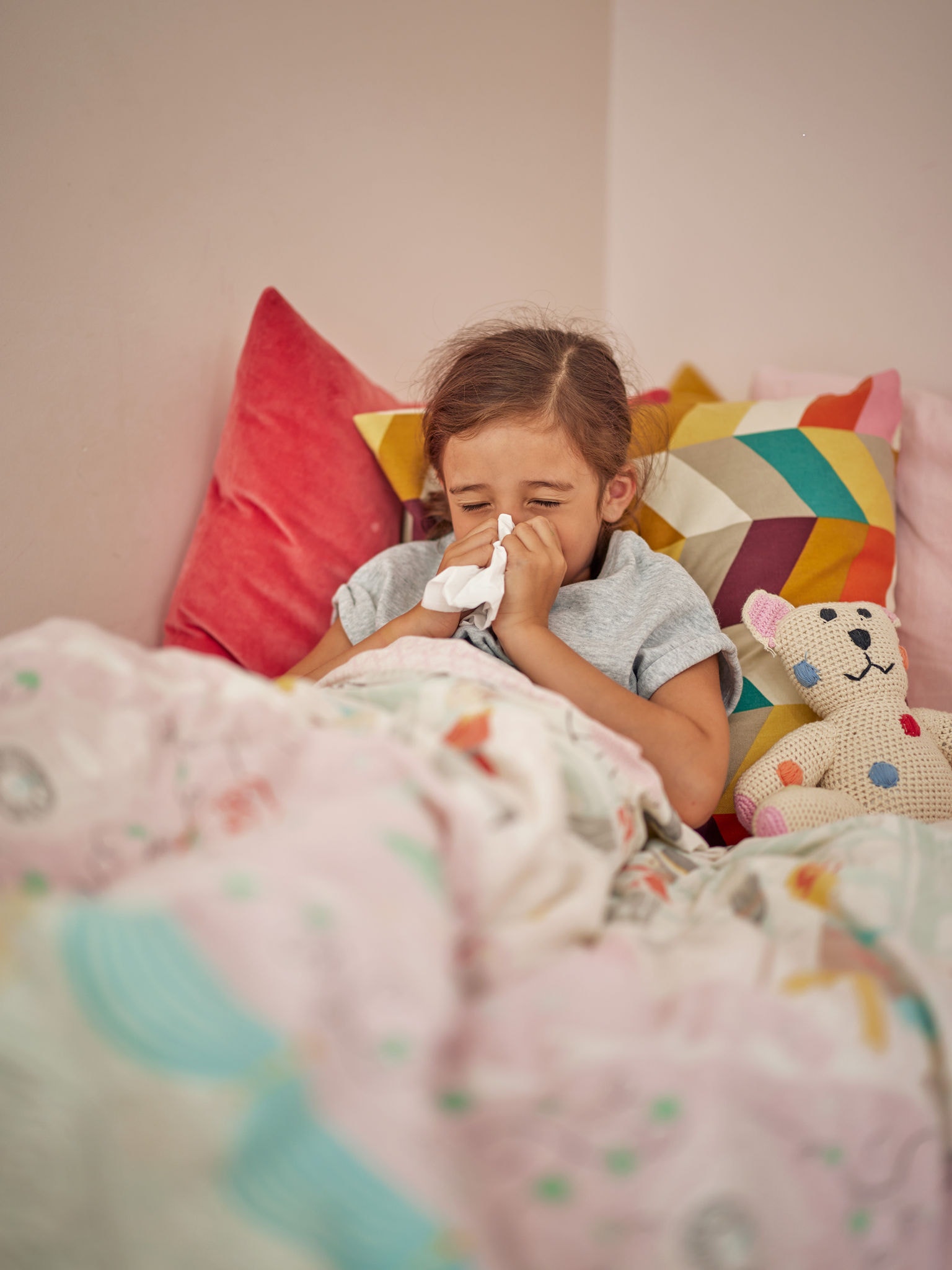 Dijete koje pati od respiratornih virusa zbog kućanske prašine