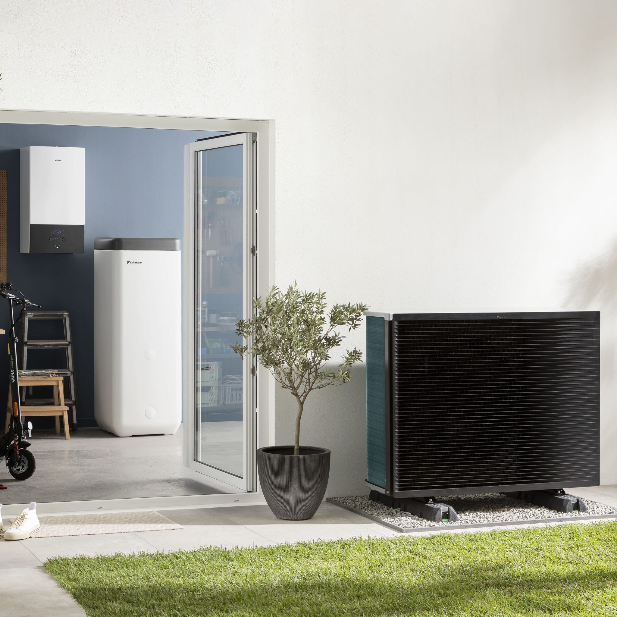 Vanjska jedinica dizalice topline u vrtu