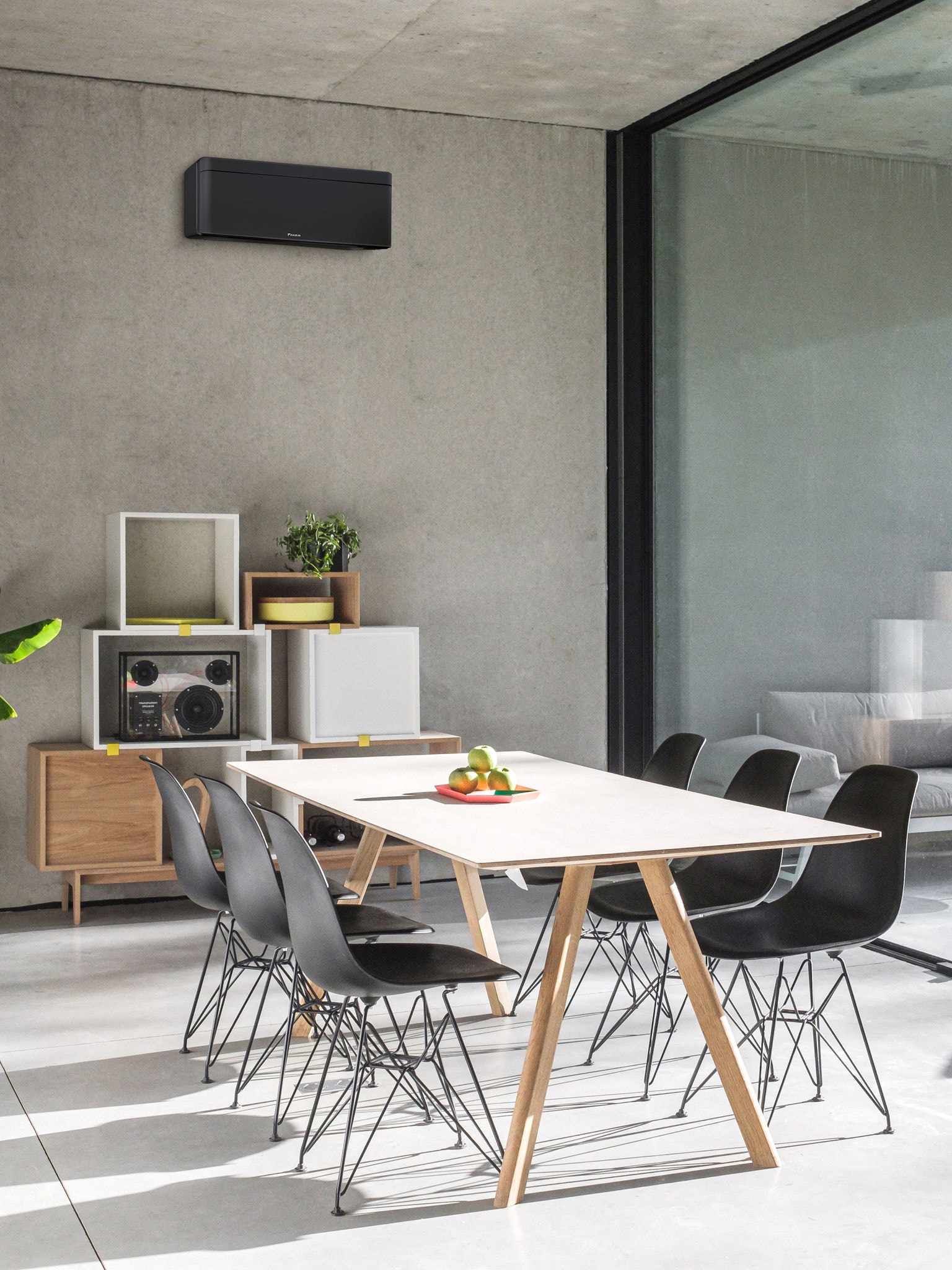 Blagovaonica s velikim prozorom i instaliranim zidnim klima-uređajem