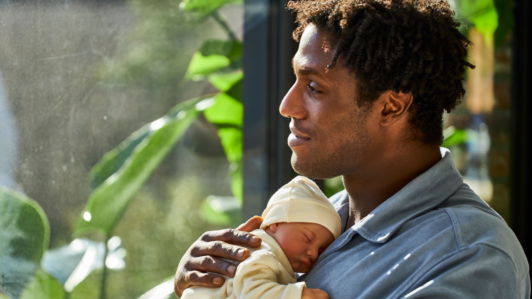 Tata i beba uživaju u tihom radu sustava grijanja u domu