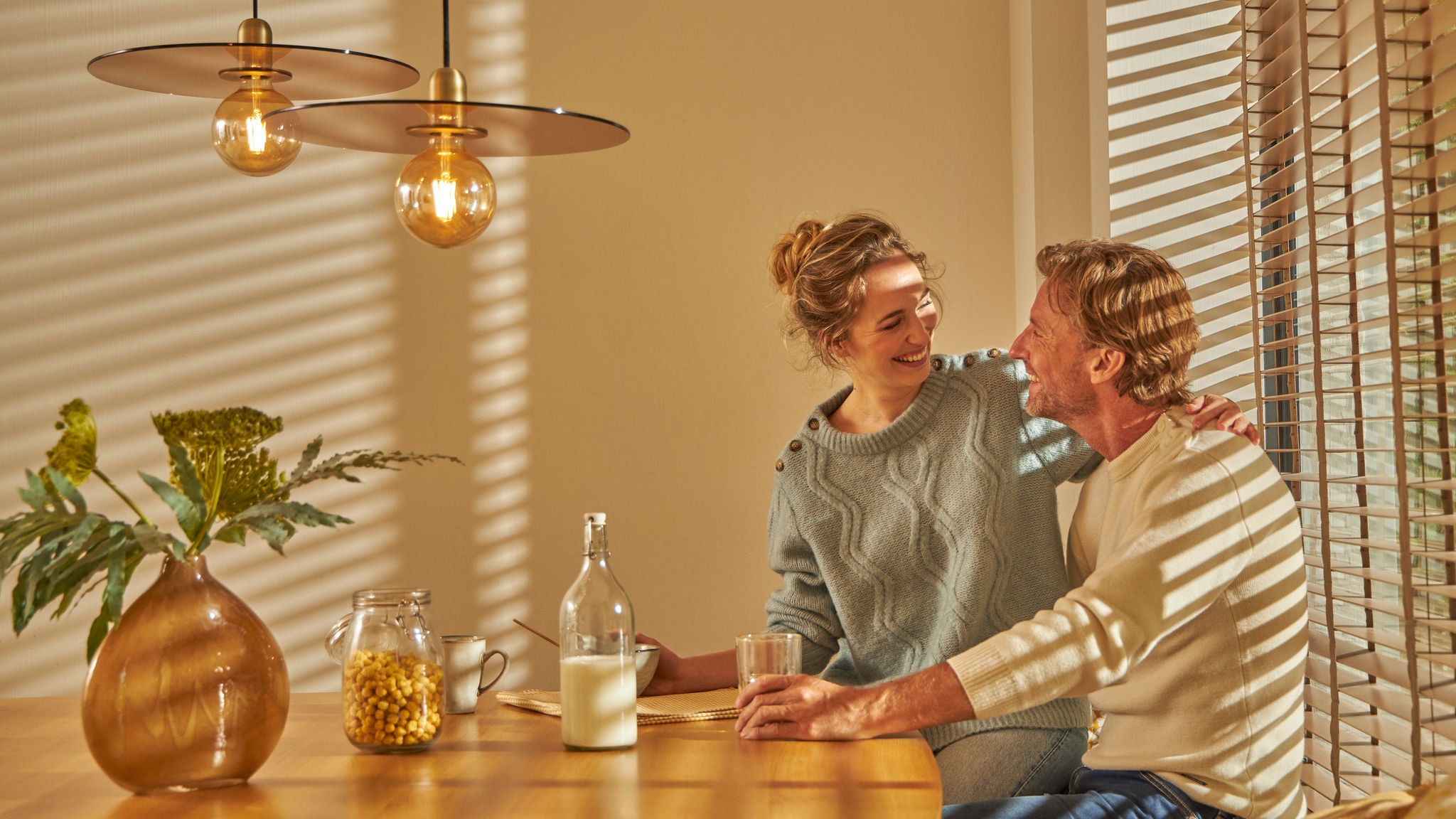 Par uživa u doručku u toploj kuhinji zahvaljujući intuitivnoj tehnologiji grijanja