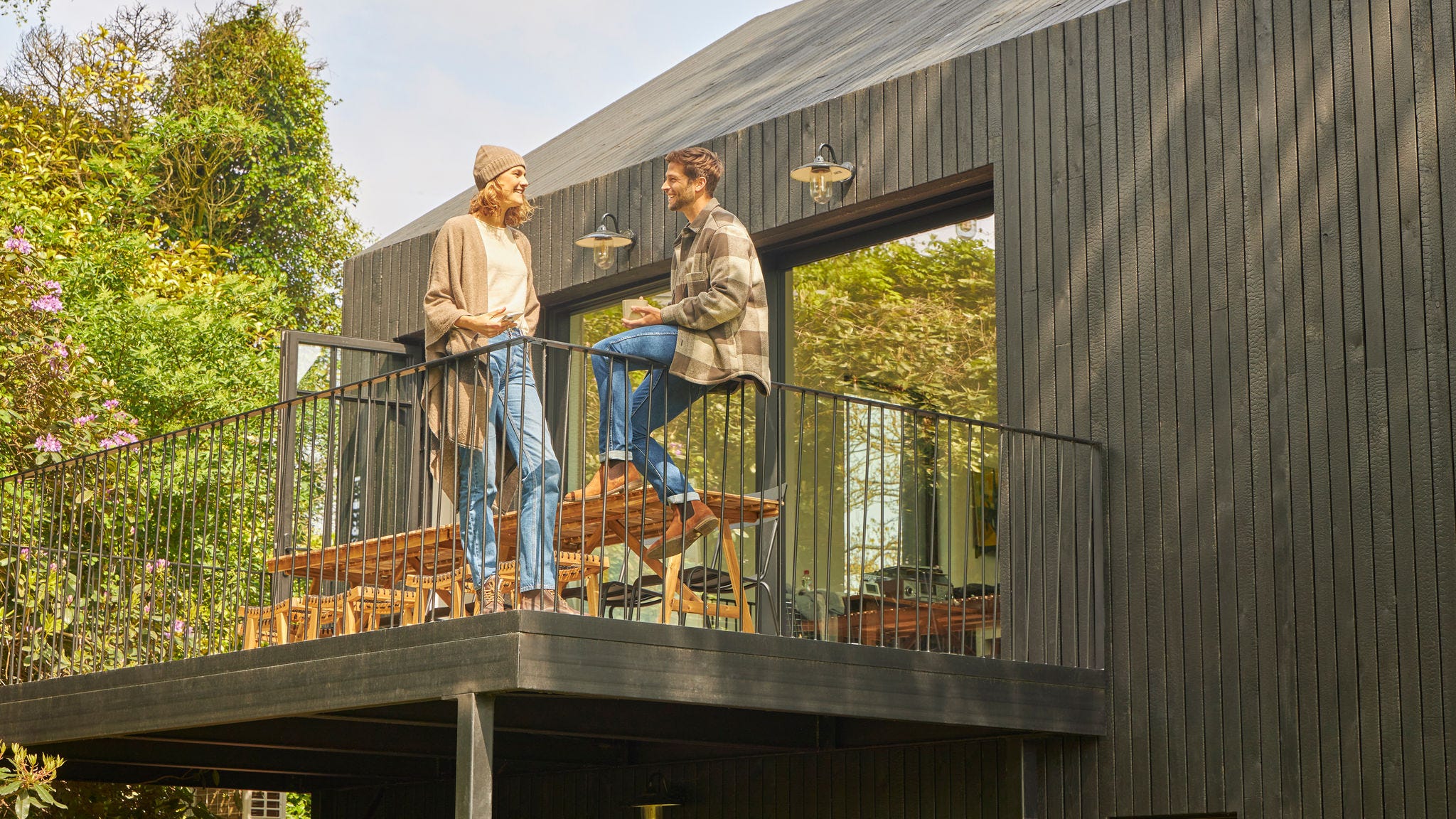 Par koji razgovara na terasi bungalova u prirodi