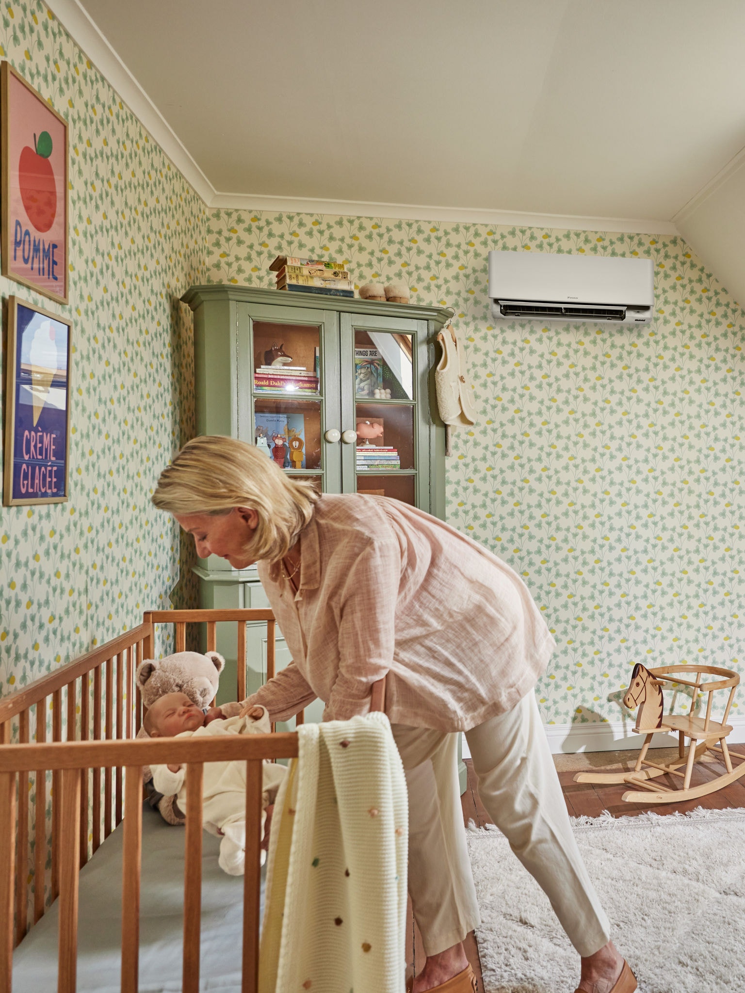 Majka uvečer polaže dijete u krevetić