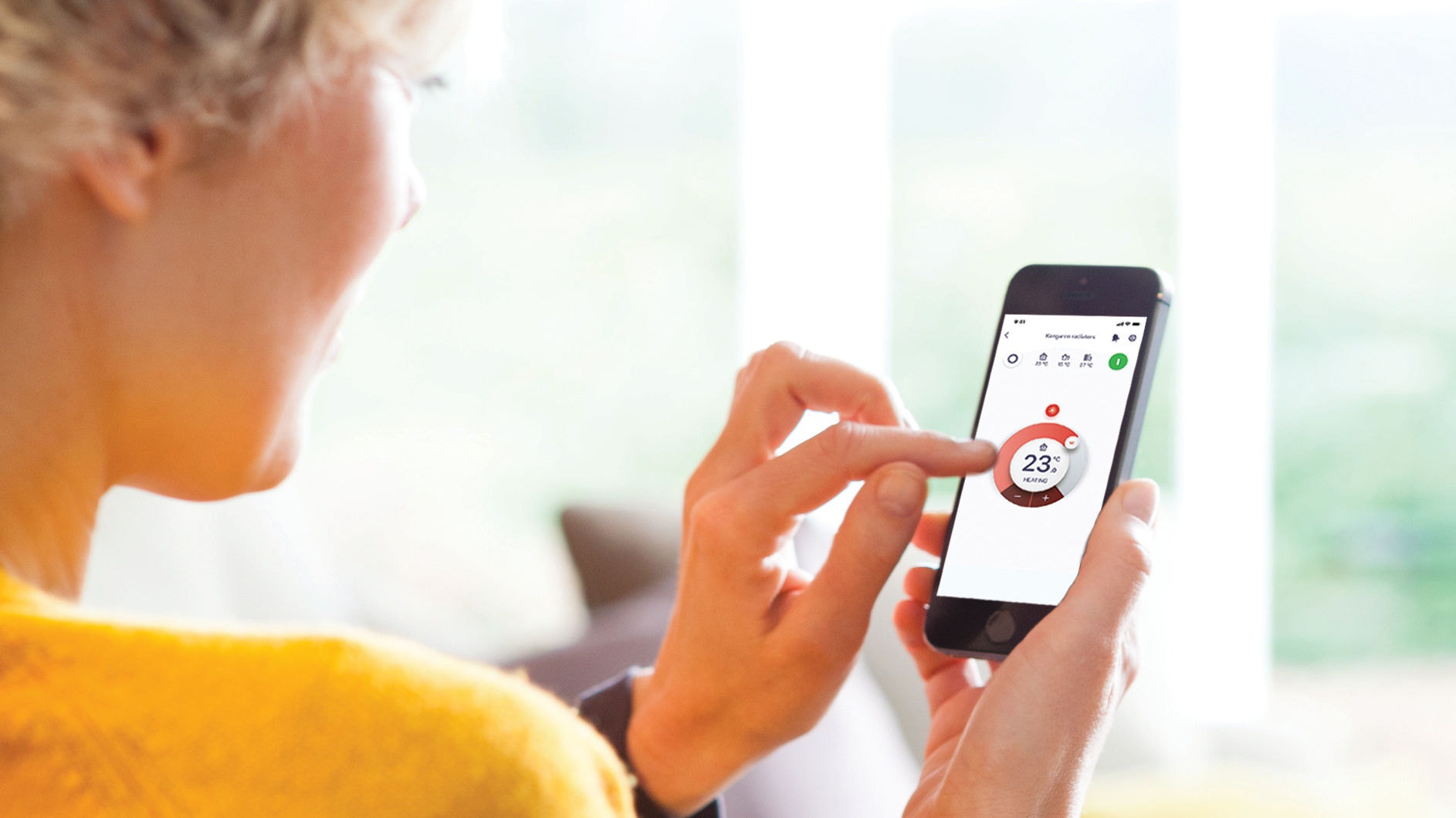 Žena koristi aplikaciju Onecta na pametnom telefonu