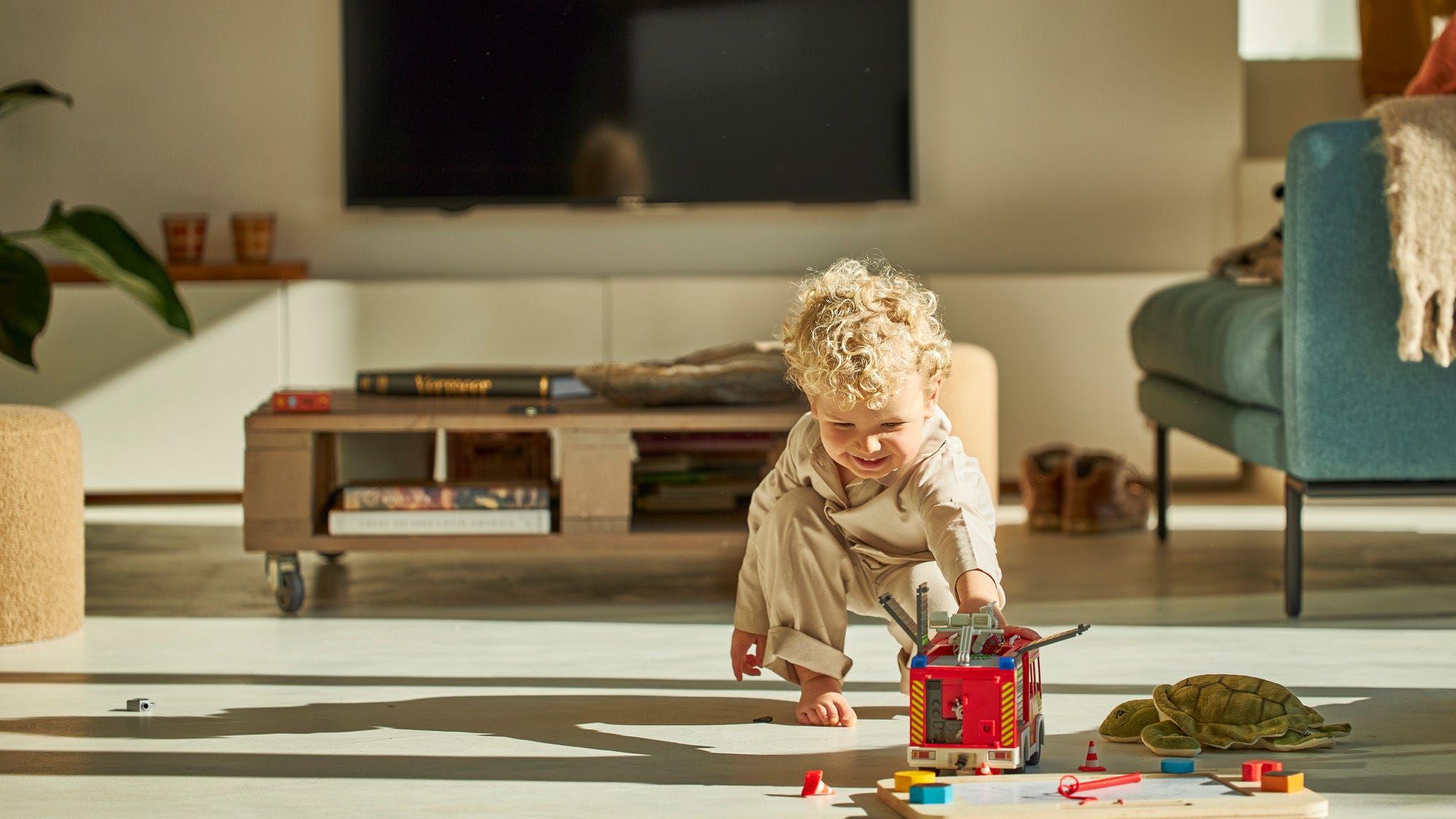 Dijete koje se igra svojim igračkama