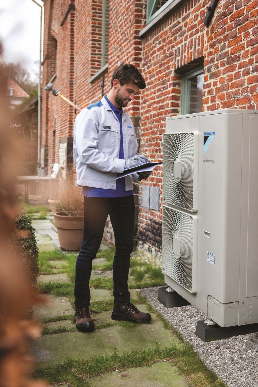 Muškarac koji ugrađuje vanjsku jedinicu