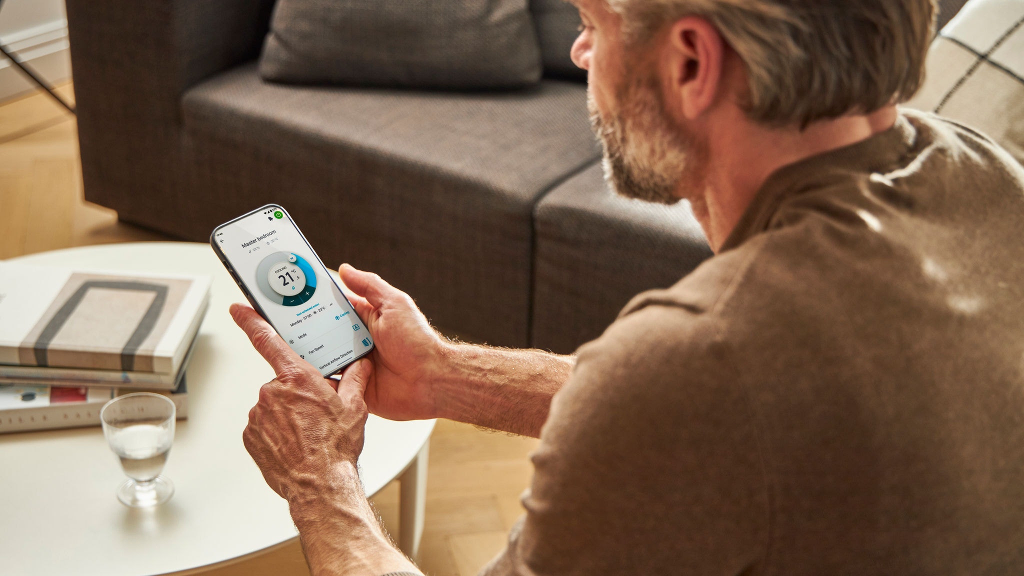 Muškarac koji aplikacijom upravlja rješenjem za grijanje