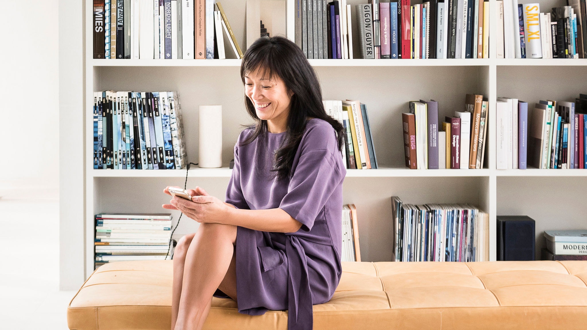 Žena upotrebljava aplikaciju Onecta za upravljanje grijanjem, hlađenjem i potrošnom toplom vodom u svojem domu