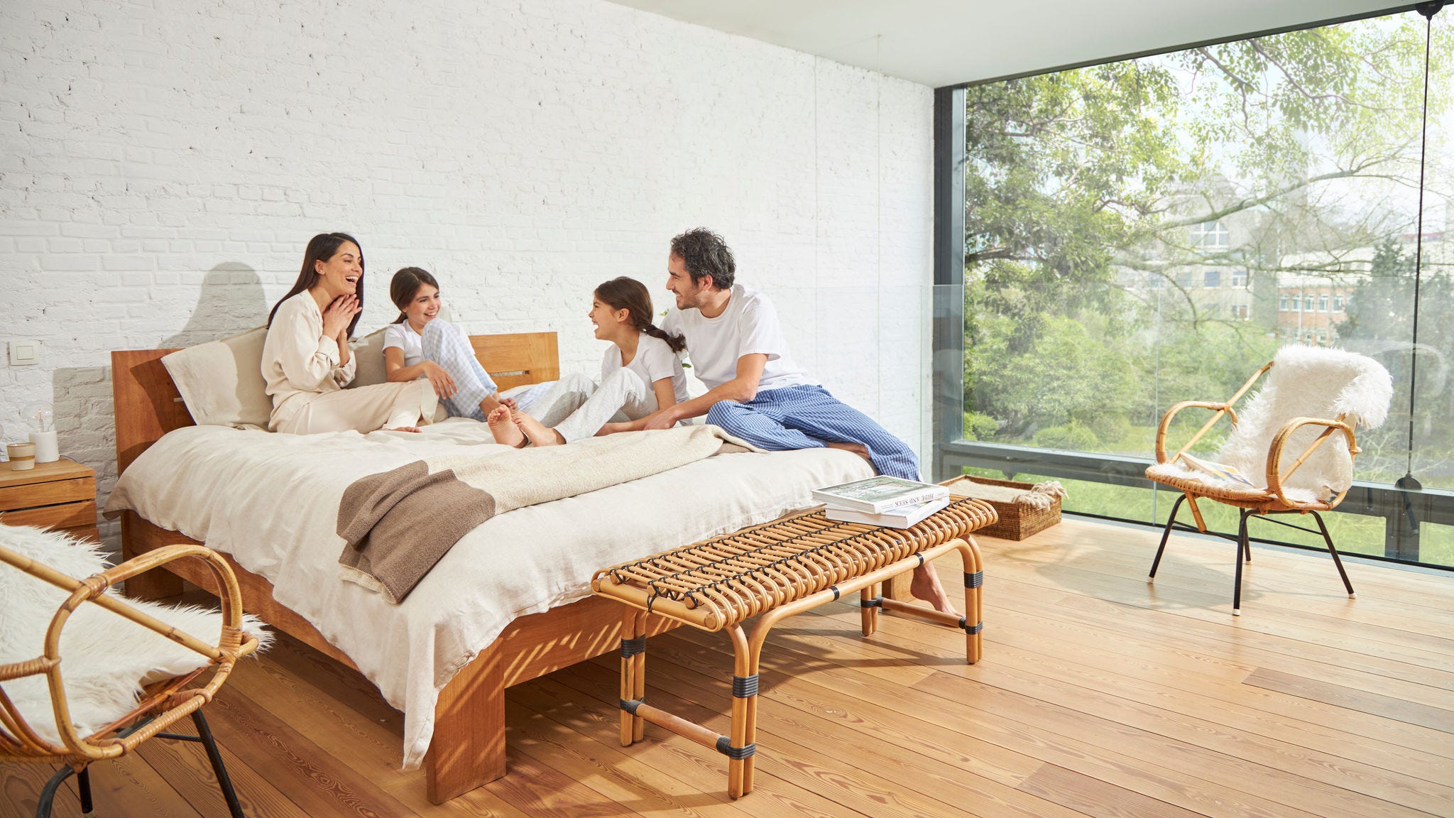 Četveročlana obitelj koja uživa u svježem zraku u dnevnoj sobi zahvaljujući ventilaciji