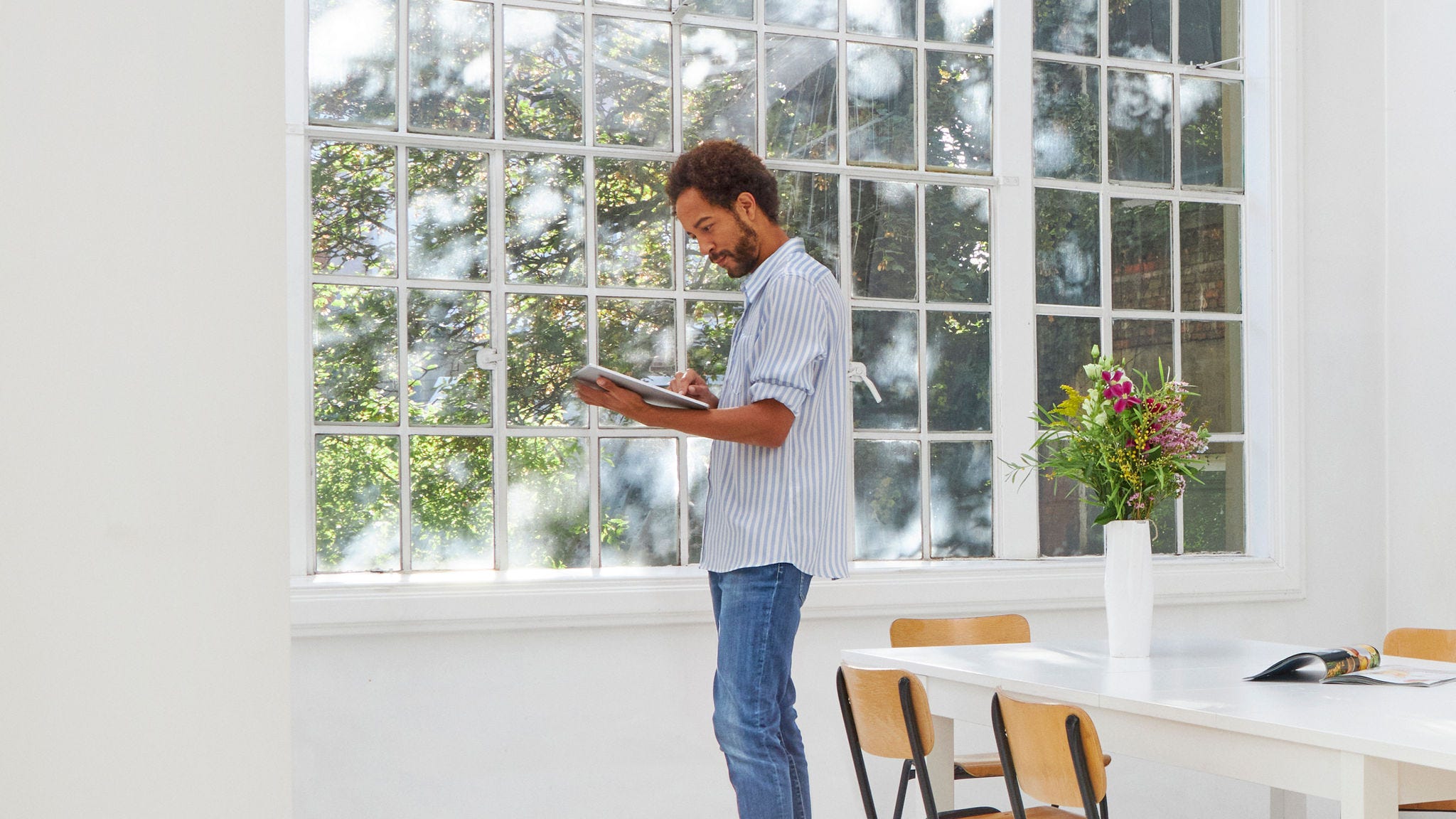 Muškarac koji istražuje Daikin dizalice topline za zamjenu postojećeg sustava grijanja