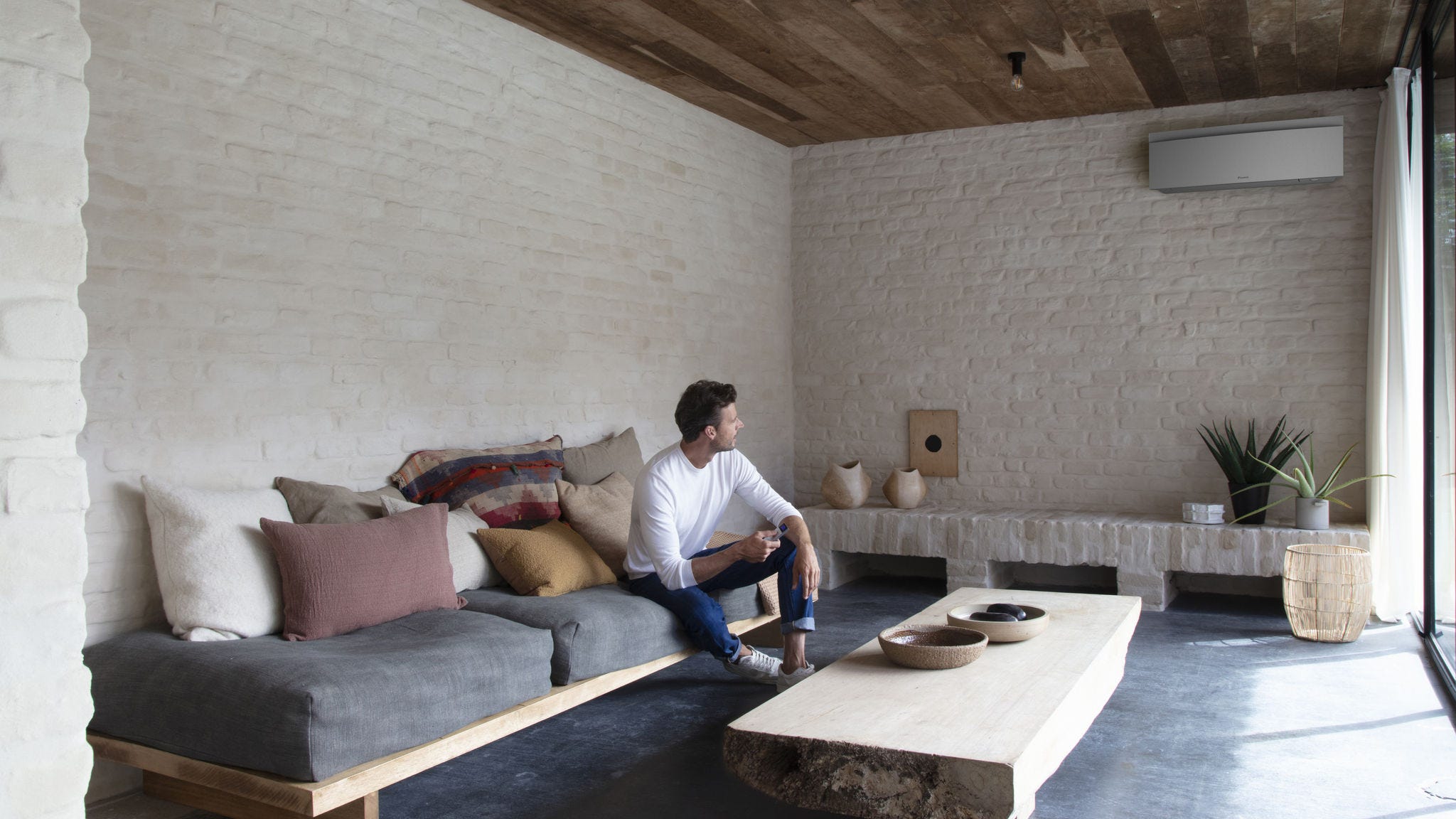 Instalater postavlja Stylish unutarnju jedinicu na zid