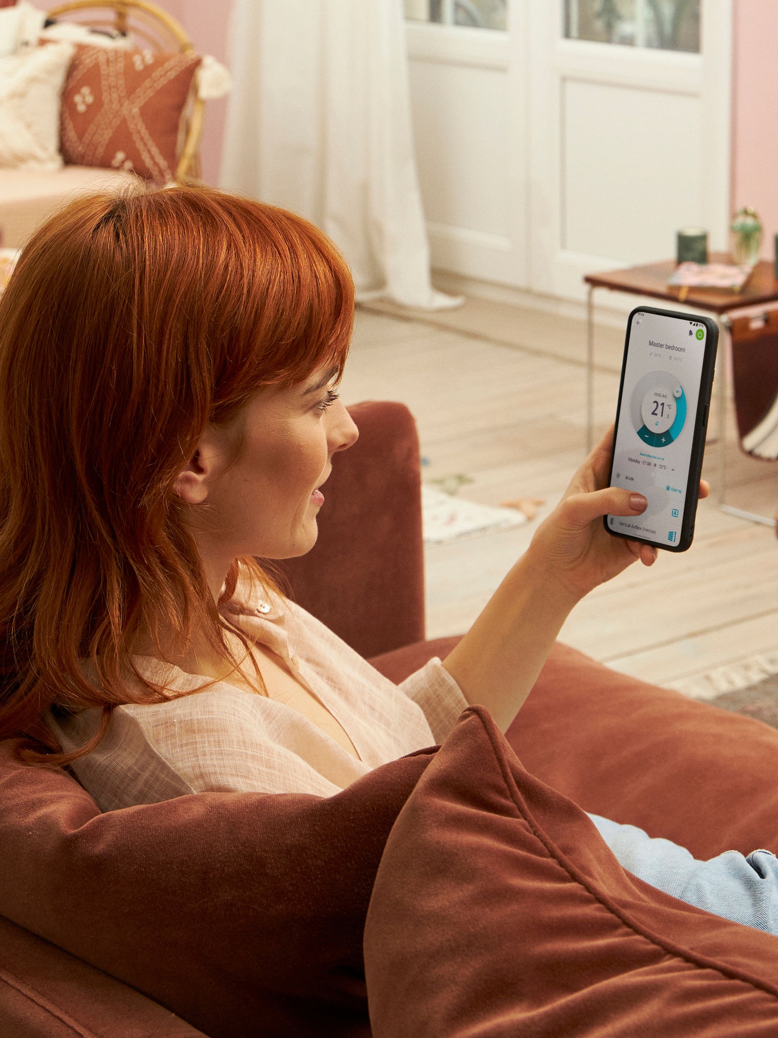 Žena zasebno upravlja svakom unutarnjom jedinicom putem aplikacije Onecta