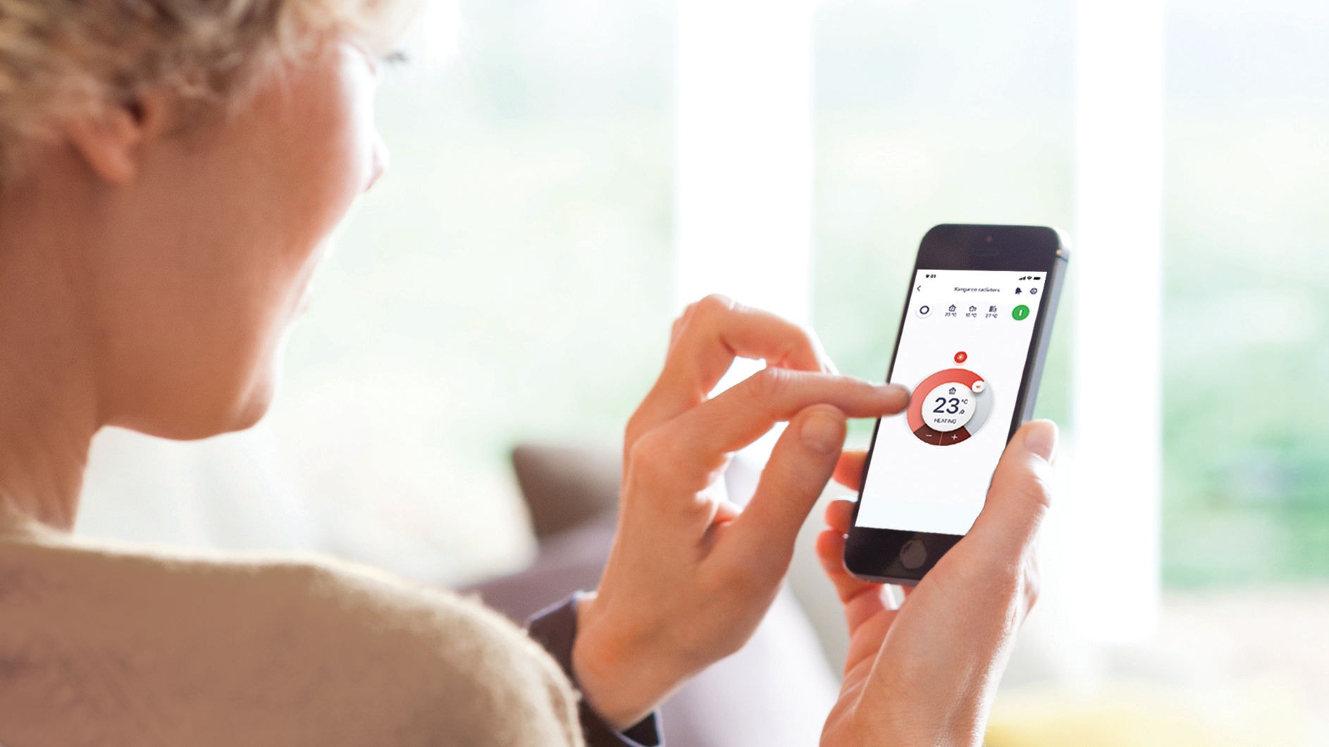 Žena koristi aplikaciju Onecta na pametnom telefonu