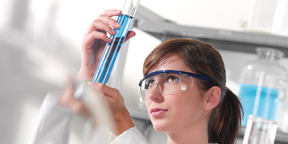Žena radi u laboratoriju