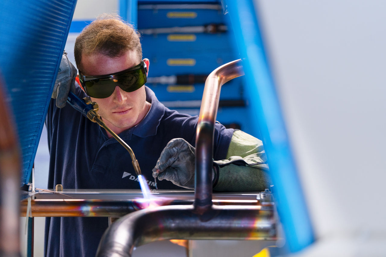 Muškarac koji radi na nadogradnjama sustava za HVAC