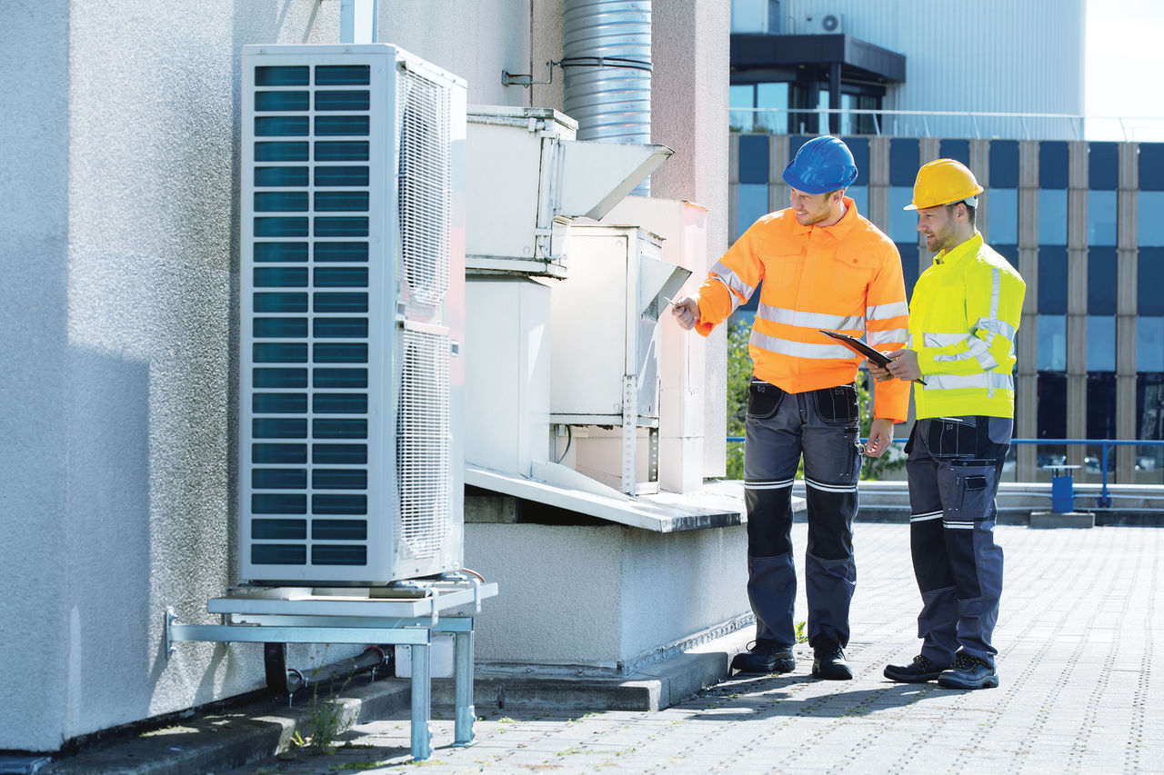 Ljudi rade na HVAC sustavu