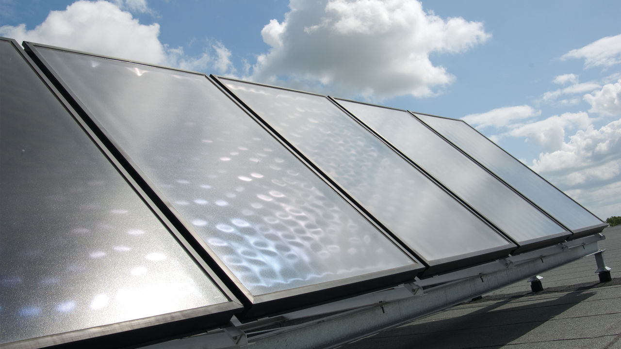 Solarni paneli ugrađeni na krovu i povezani s Daikin dizalicom topline za stvaranje sinergije i uštedu novca